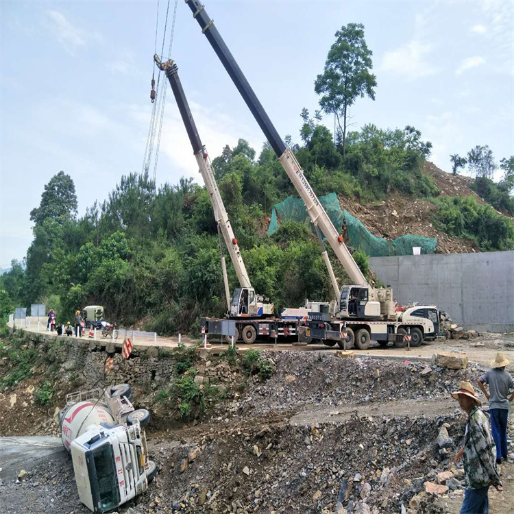 大悟汽车掉沟里叫吊车救援要多少钱